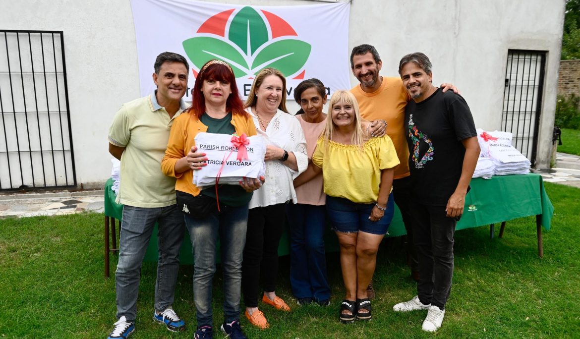 CONTINÚA LA ENTREGA DE GUARDAPOLVOS ESCOLARES EN ESTEBAN ECHEVERRÍA