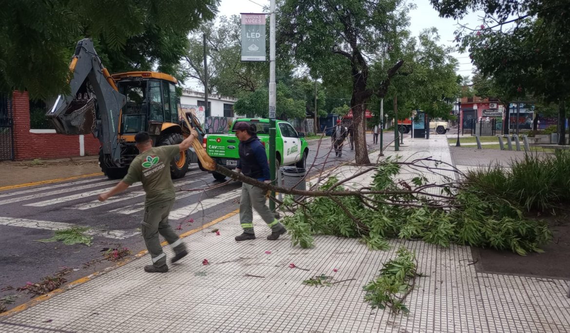 TRAS LA TORMENTA, EL MUNICIPIO DESPLEGÓ UN OPERATIVO DE SANEAMIENTO Y LIMPIEZA EN LOS BARRIOS DEL DISTRITO