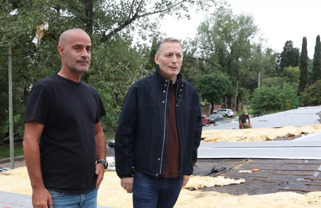 9 DE ABRIL: FERNANDO GRAY RECORRIÓ LA PRIMARIA N° 54, QUE SUFRIÓ DAÑOS EN EL TECHO TRAS EL TEMPORAL